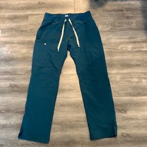 Medium regular kade scrub pant from figs. Hunter green.